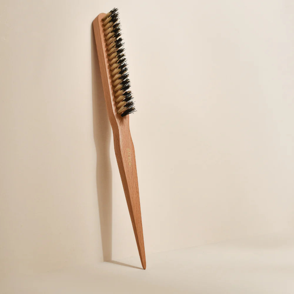 Brosse à cheveux en bois avec soies naturelles et manche pointu, conçue pour lisser et plaquer les cheveux.
