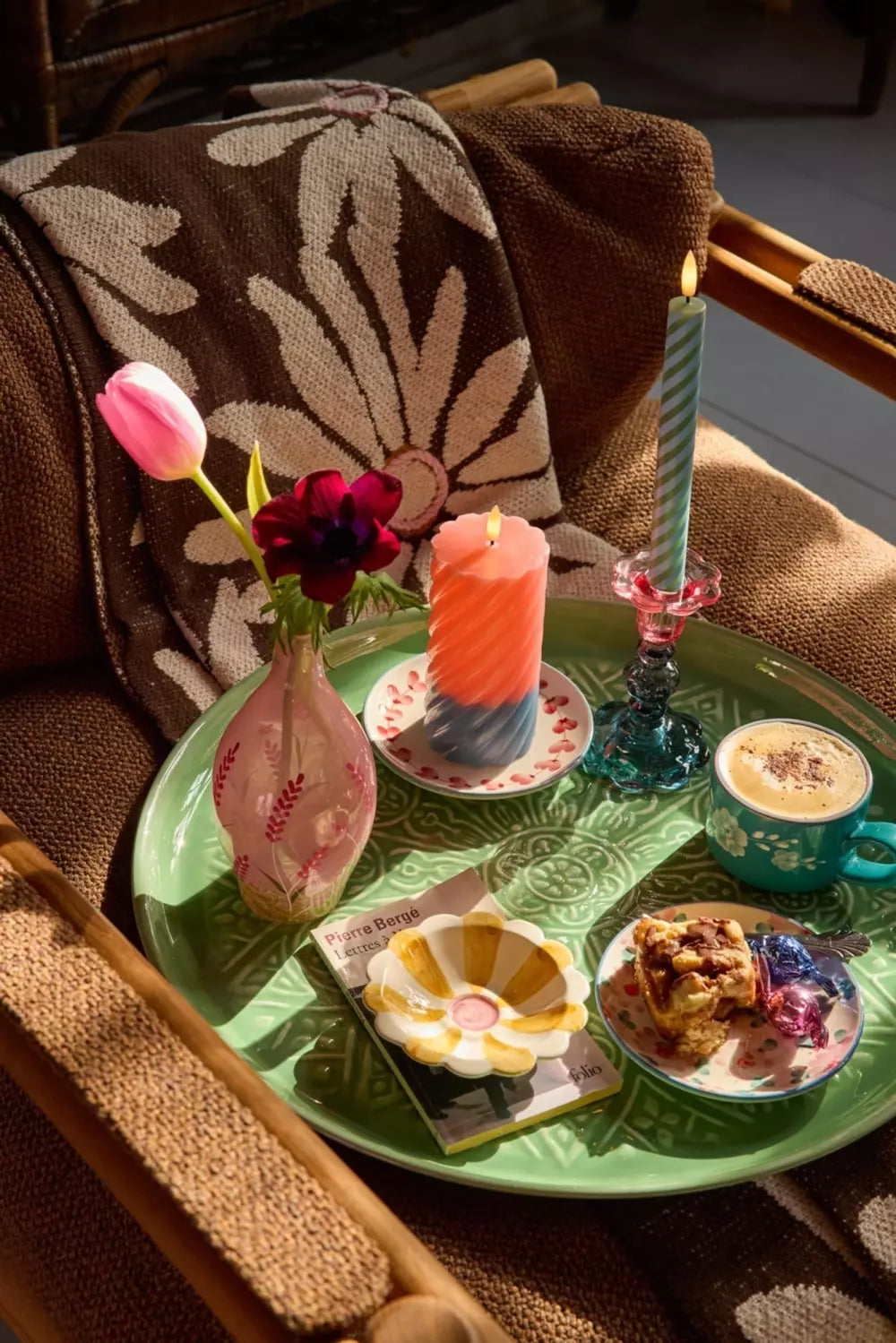 Plateau métallique rond avec détails en relief - Vert