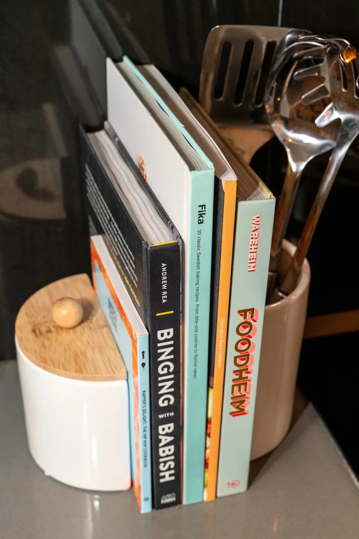 Set of bookends and utensil holders