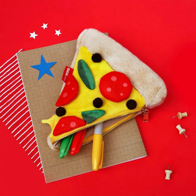 Trousse en peluche en forme de part de pizza avec fermeture éclair dorée, design coloré avec garniture.