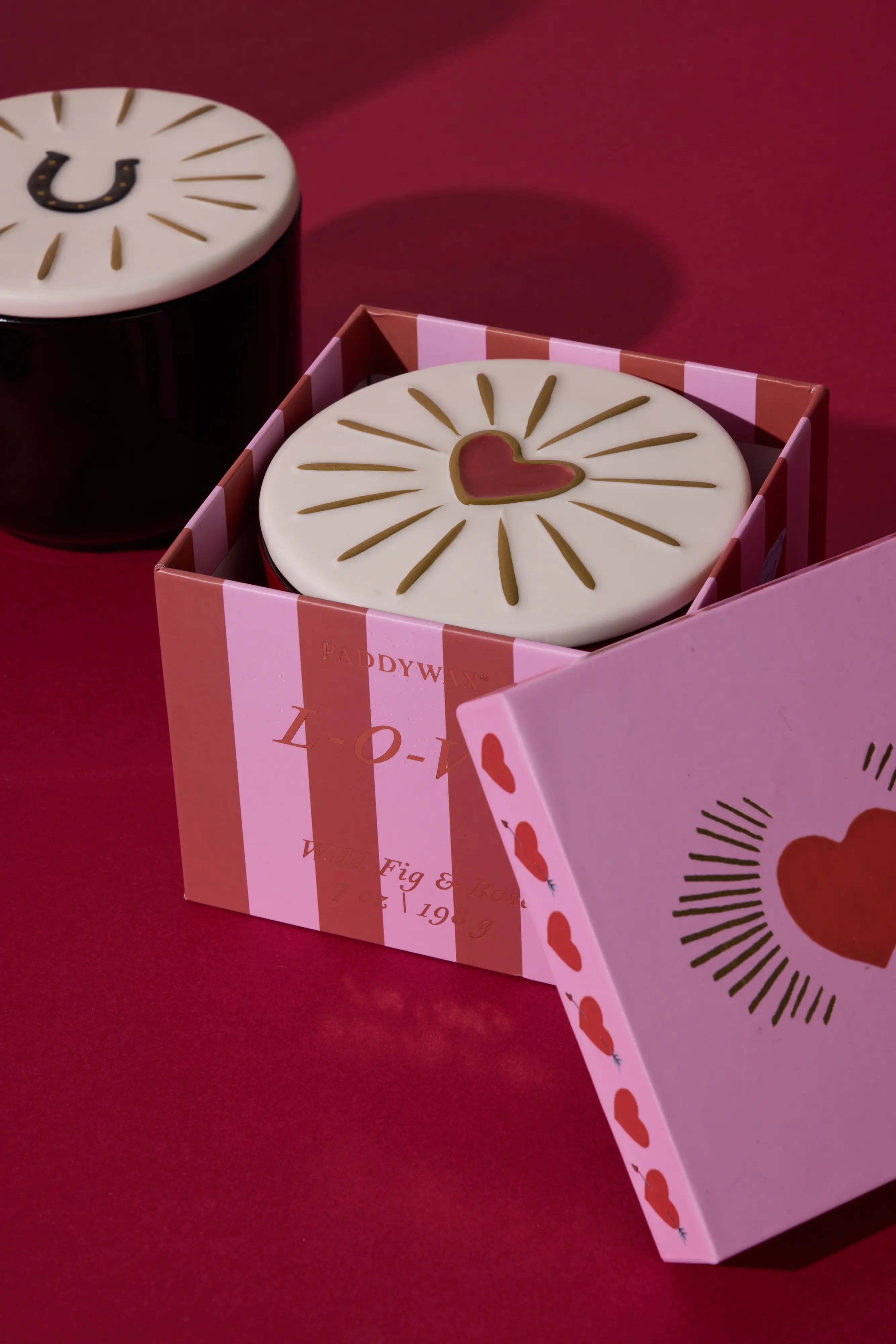 Bougie parfumée Charmed avec cœur - Figue sauvage et rose 226 gr