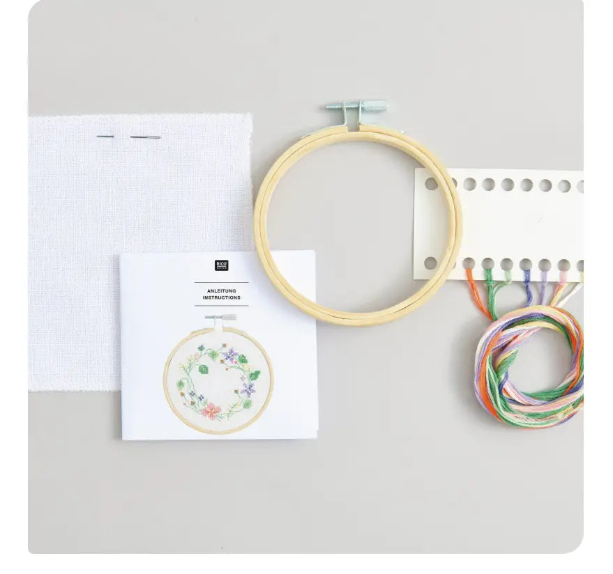 Kit de broderie au point de croix - couronne de fleurs