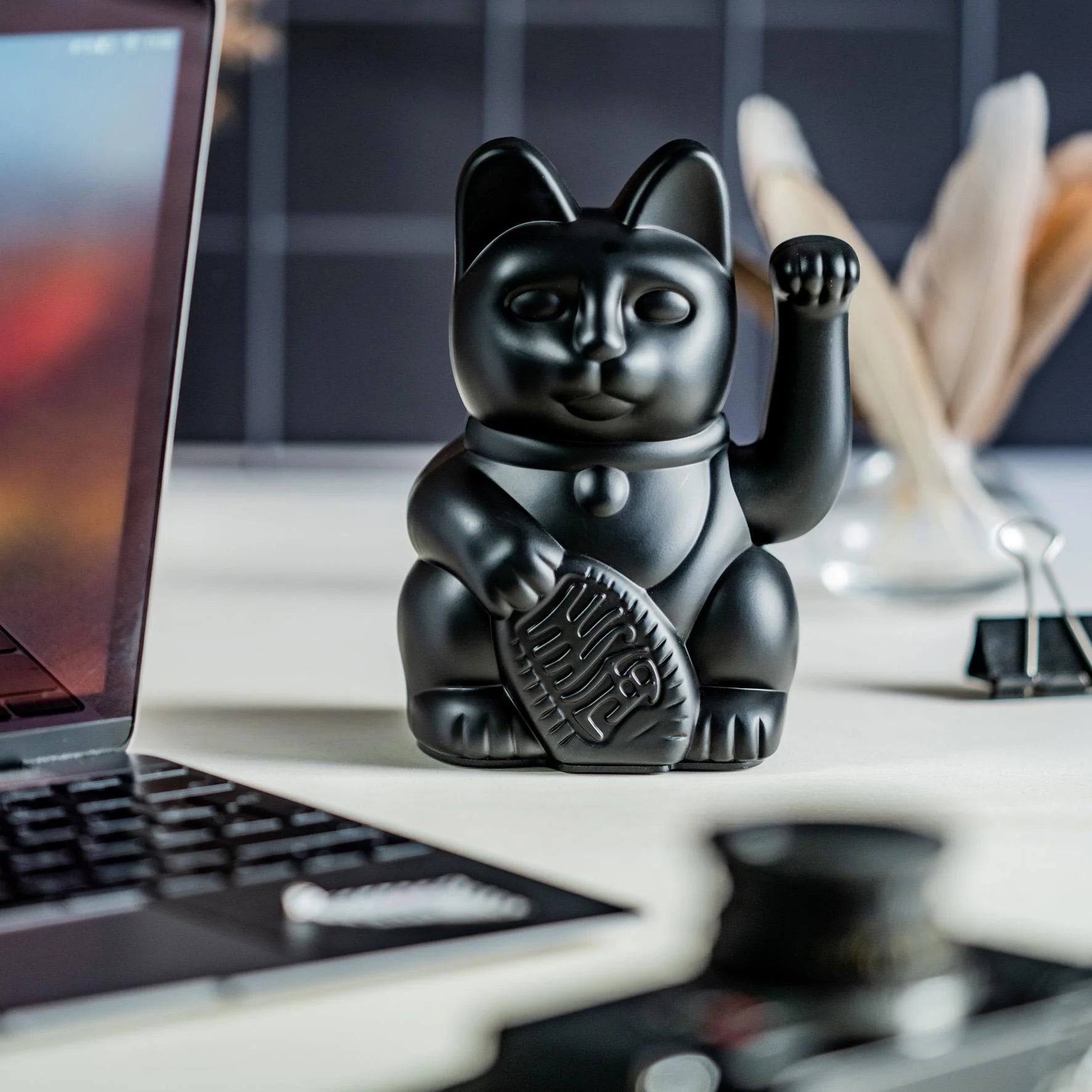 Chat Chanceux Iconique Noir Donkey | Maneki Neko Lucky Cat boutique – le Chat Chanceux Chat Chanceux Iconique Noir Donkey | Maneki Neko Lucky Cat boutique – le Chat Chanceux